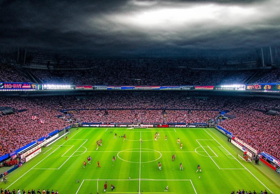 巴萨利物浦巅峰对决：战术解析与球星对决瞬间(图1)